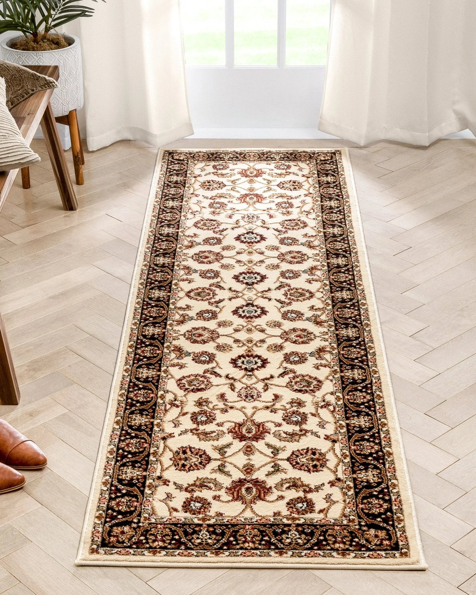 Sarouk Ivory Traditional Rug Well Woven