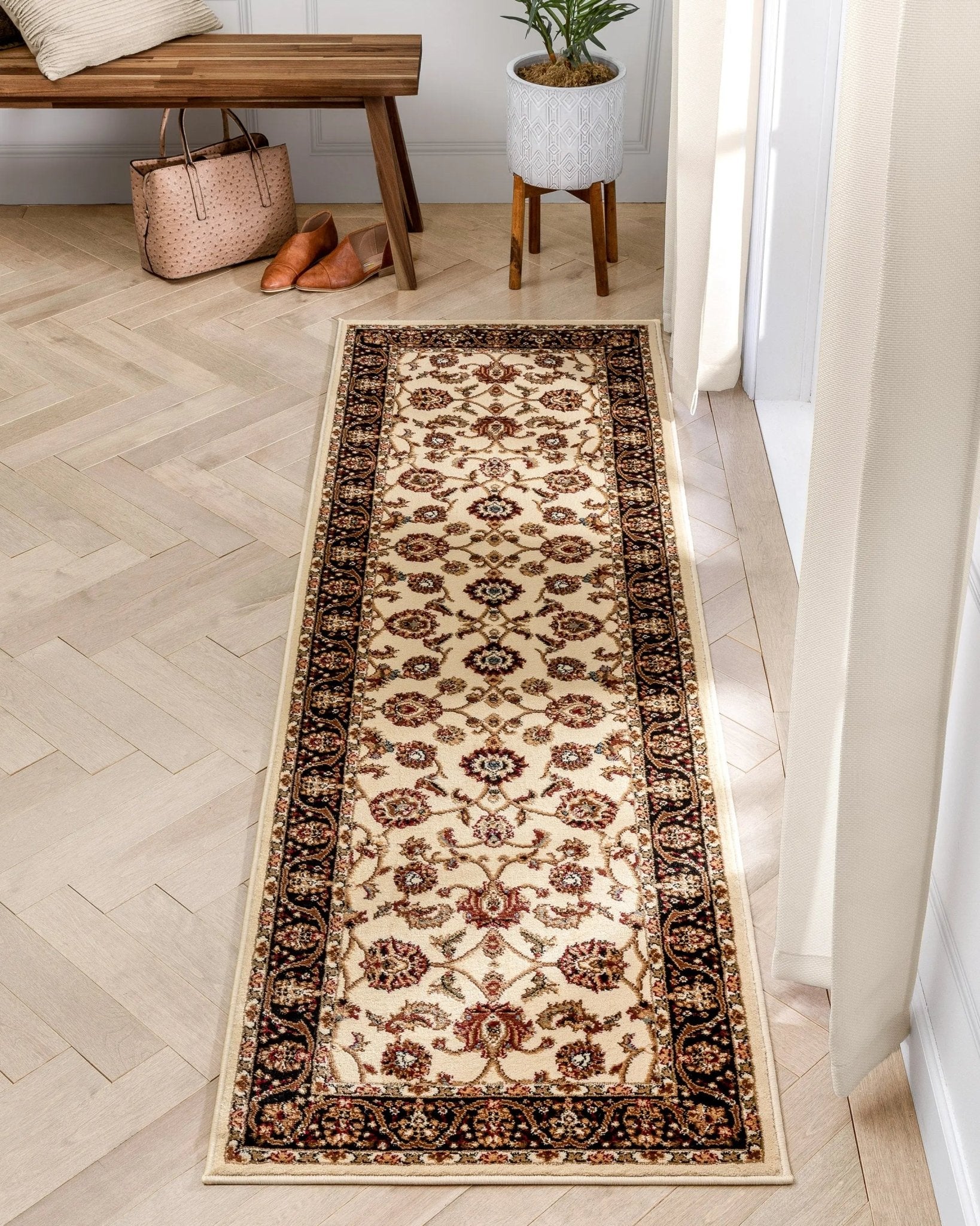 Sarouk Ivory Traditional Rug Well Woven