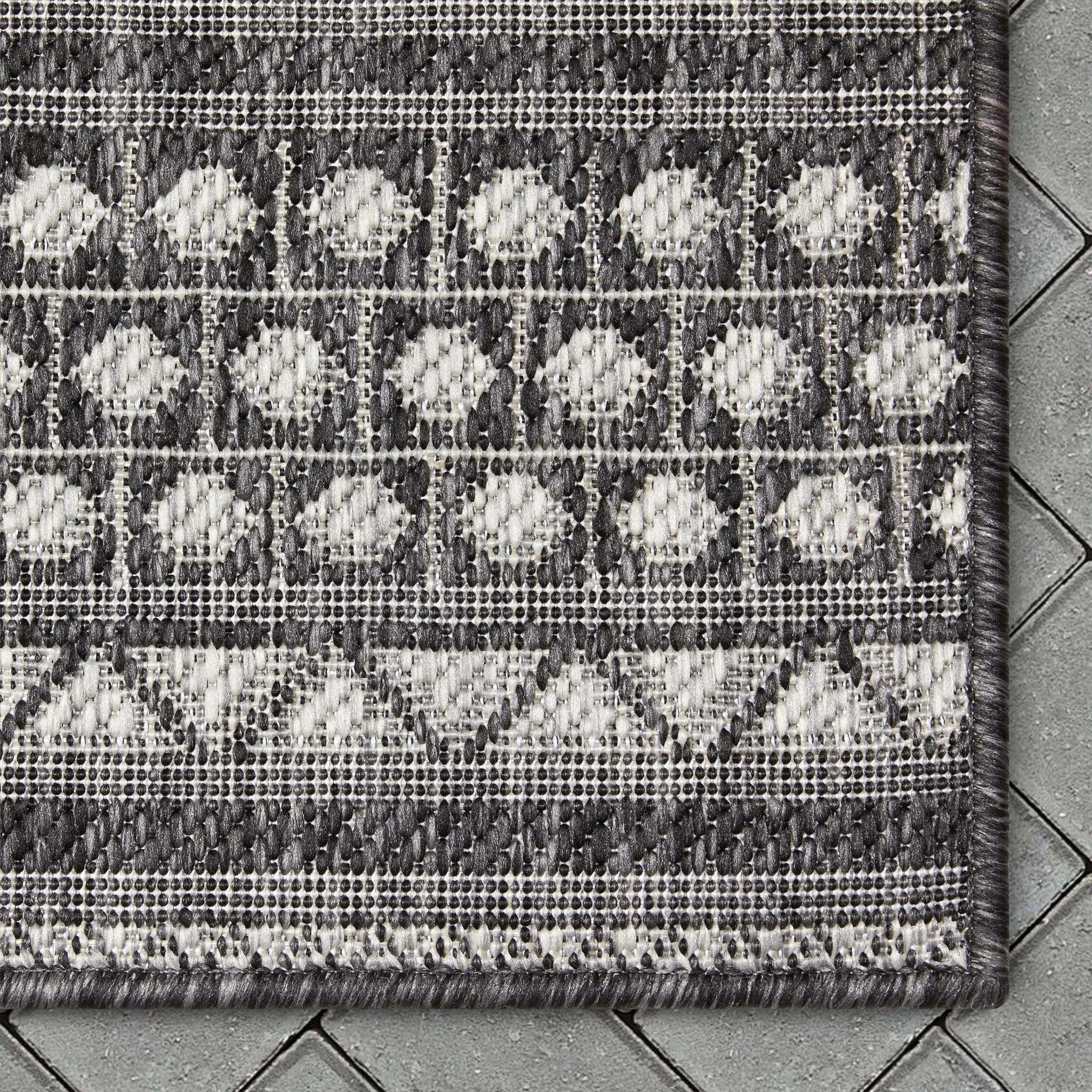 Arwen Tribal Indoor/Outdoor Black Textured Rug Well Woven