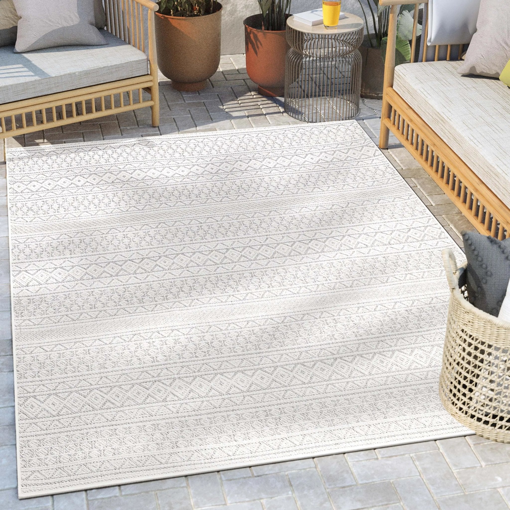 Arwen Tribal Indoor/Outdoor Grey Textured Rug Well Woven