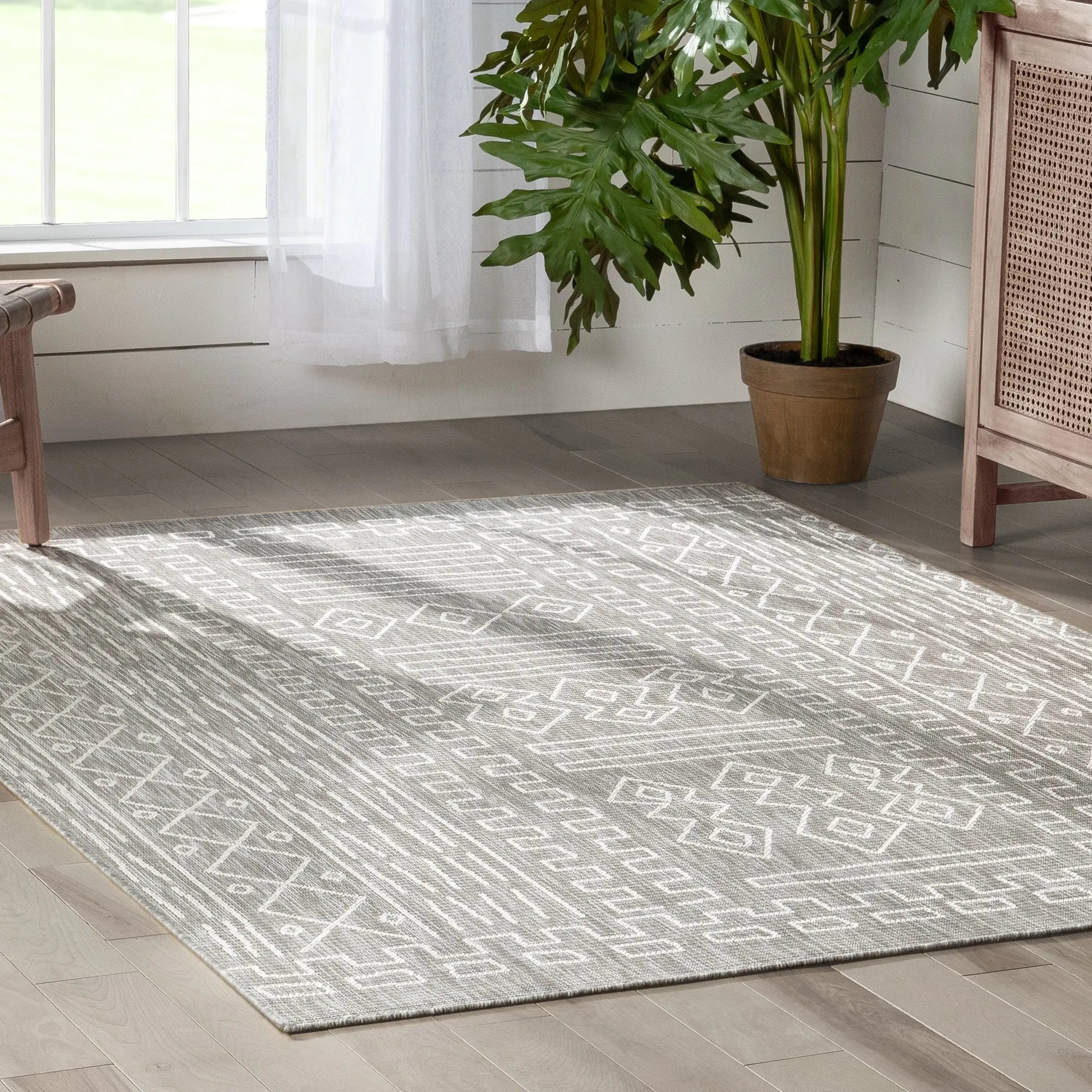 Anza Tribal Geometric Pattern Grey 5'3" x 7'3" Flat-Weave Indoor/Outdoor Rug Well Woven