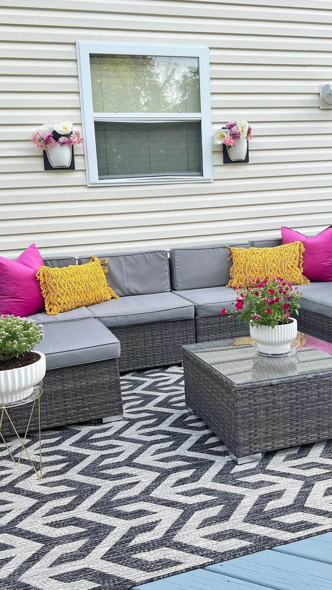 Atlantis Modern Geometric Black Indoor/Outdoor Rug Well Woven