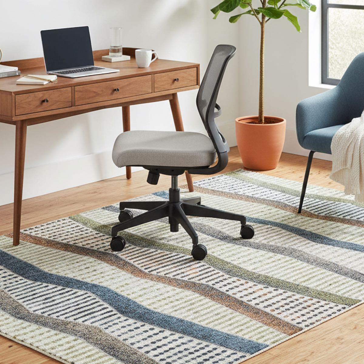 ELM-21 Well Woven Ridge Washable Area Rug: Home office with a desk, rolling chair, and a plush washable rug on the wood floor