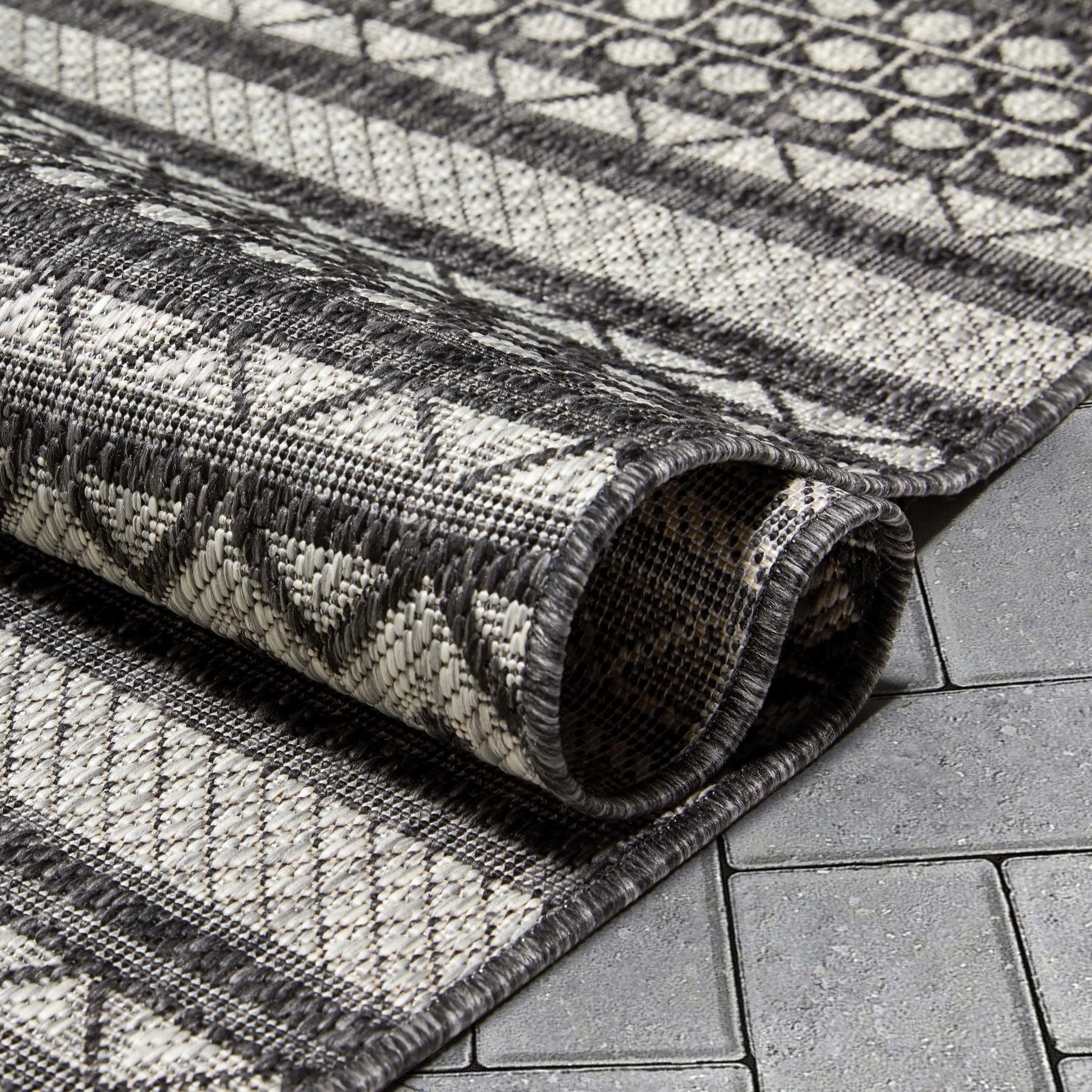 Arwen Tribal Indoor/Outdoor Black Textured Rug Well Woven
