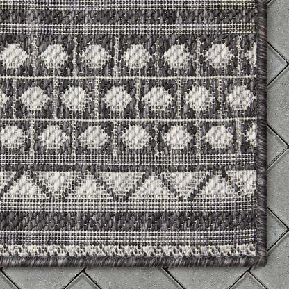 Arwen Tribal Indoor/Outdoor Black Textured Rug Well Woven