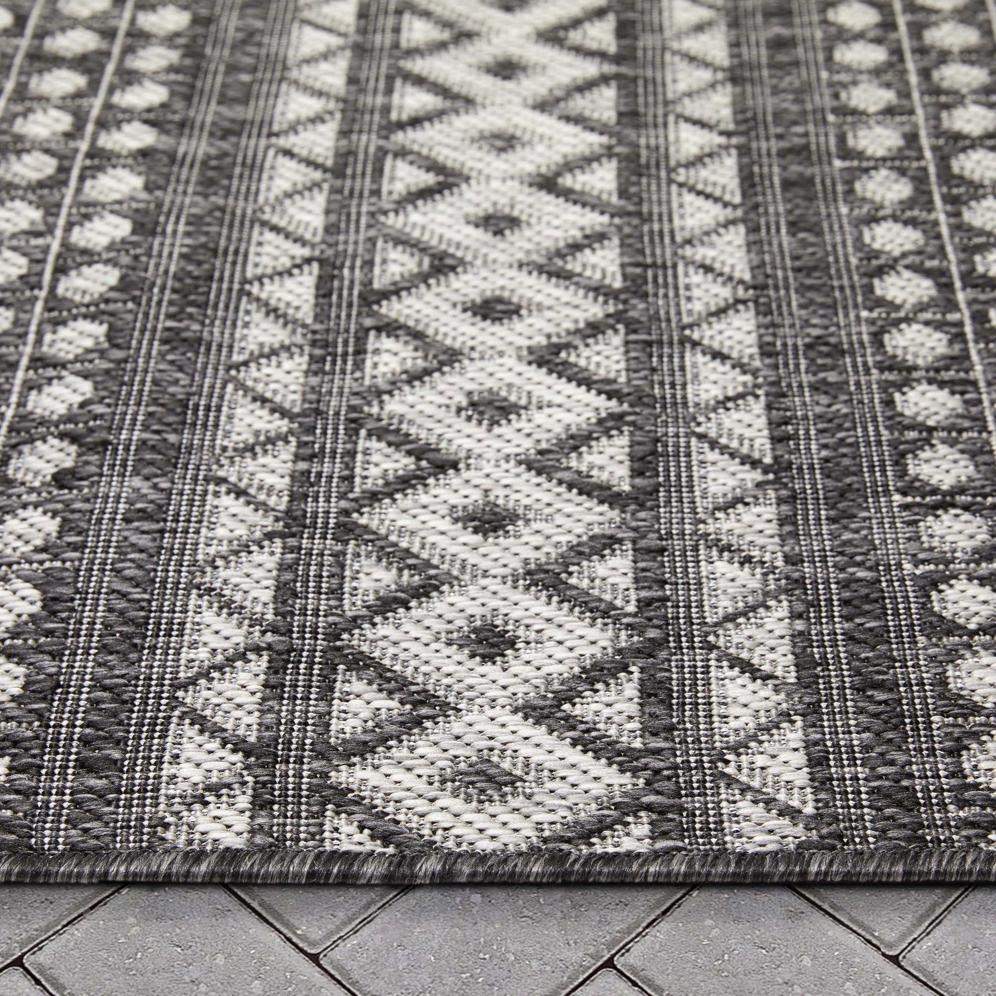 Arwen Tribal Indoor/Outdoor Black Textured Rug Well Woven