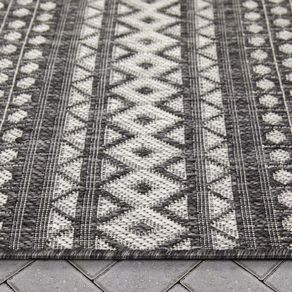 Arwen Tribal Indoor/Outdoor Black Textured Rug Well Woven