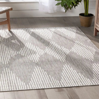 Kai Modern Chevron Pattern Grey 5'3" x 7'3" Flat-Weave Indoor/Outdoor Rug Well Woven