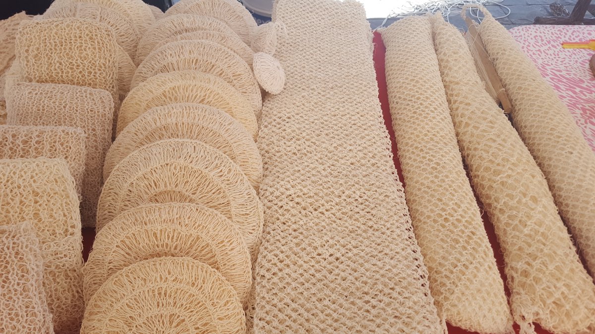 Hand-woven maguey-fiber goods — open-mesh ixtle cloth and looped scrubbers — at the Santiago de Anaya fair in Hidalgo.