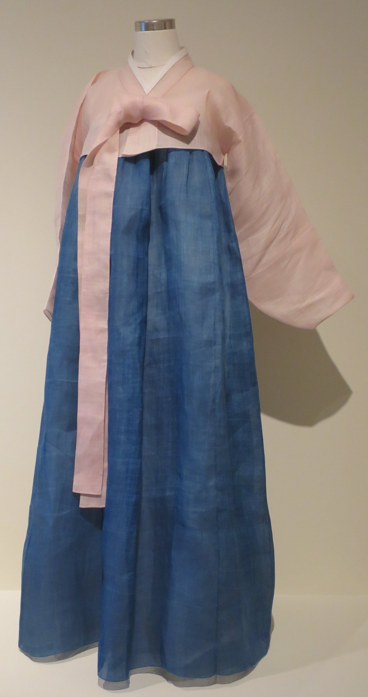 An early-20th-century Korean summer costume in translucent mosi ramie — the featherweight cloth the craft produces.