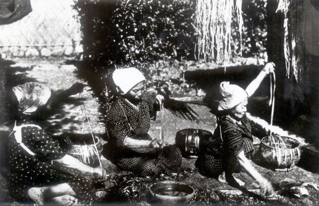 Okinawan women processing basho fiber before the war — ton-byan's sister cloth; no photograph of ton-byan itself survives.